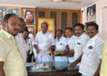 நத்தம் விசுவநாதனை நேரில் சந்தித்து அழைப்பிதழ் வழங்கிய வத்தலகுண்டு நிர்வாகிகள்