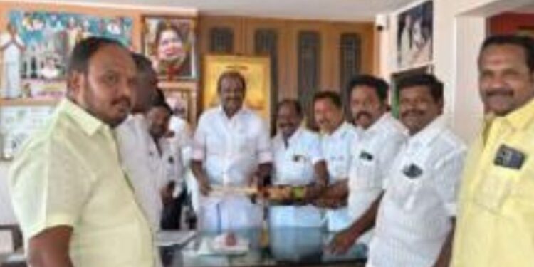 நத்தம் விசுவநாதனை நேரில் சந்தித்து அழைப்பிதழ் வழங்கிய வத்தலகுண்டு நிர்வாகிகள்