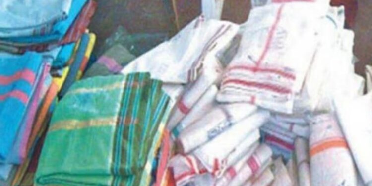 அரசு வேட்டி, சேலைகள் கடத்தல் அம்பலம்: ஈரோட்டில் 5,500 துணிகளுடன் லாரி பறிமுதல்