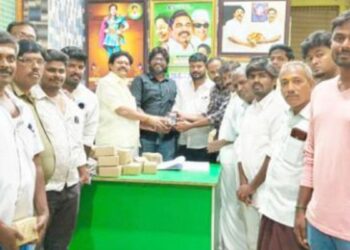 “விடியா ஆட்சி உங்கள் வீட்டு பில்லே சாட்சி”: அருப்புக்கோட்டையில் அதிமுகவினர் அதிரடிப் பிரசாரம்