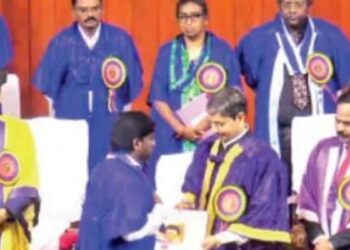 அண்ணாமலை பல்கலைக்கழகத்தில் ஸ்டாலின் படம் ஏந்தி பட்டம் பெற்ற மாணவரால் பரபரப்பு!