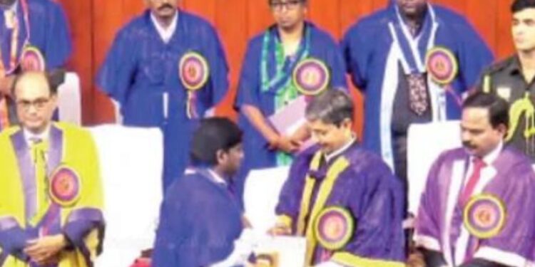 அண்ணாமலை பல்கலைக்கழகத்தில் ஸ்டாலின் படம் ஏந்தி பட்டம் பெற்ற மாணவரால் பரபரப்பு!