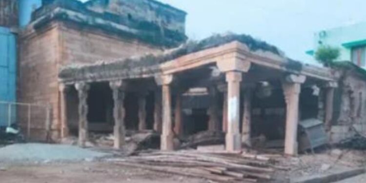 நெல்லை – திருச்செந்தூர் பாதையில் 200 ஆண்டு பழமையான கல் மண்டபங்கள் சொல்லும் வியக்கவைக்கும் ரகசியம்!