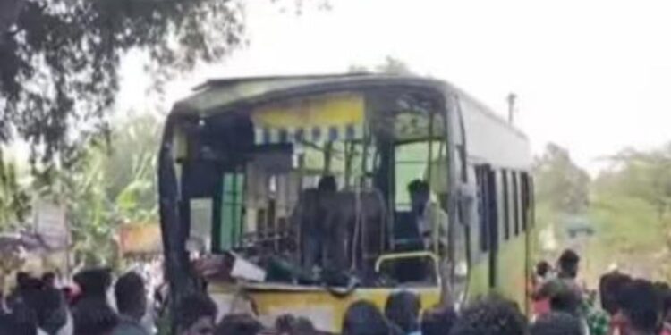 கரூரில் கோர விபத்து: இரண்டு தனியார் பேருந்துகள் நேருக்கு நேர் மோதி நொறுங்கின