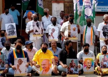 காந்தி பெயரை நீக்கிவிட்டு திட்டத்தை முடக்கவா சதி? திண்டுக்கல்லில் வாயில் கருப்பு துணி கட்டி காங்கிரஸ் கட்சியினர் அதிரடி போராட்டம்!