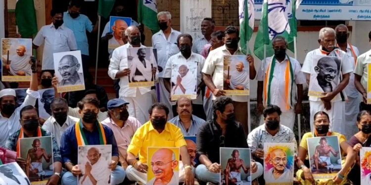 காந்தி பெயரை நீக்கிவிட்டு திட்டத்தை முடக்கவா சதி? திண்டுக்கல்லில் வாயில் கருப்பு துணி கட்டி காங்கிரஸ் கட்சியினர் அதிரடி போராட்டம்!