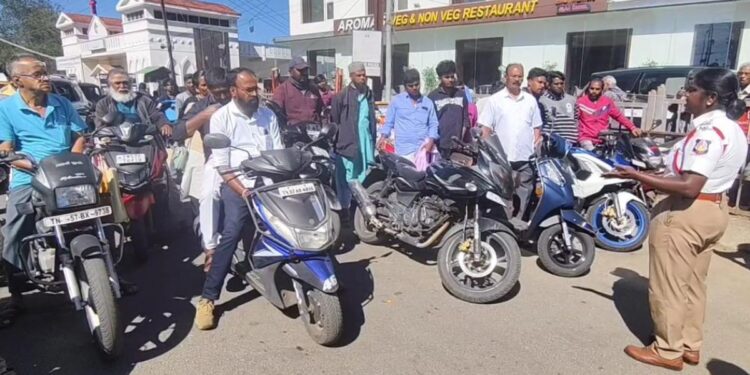 ஹெல்மெட் இல்லையென்றால் எமன் ‘லைனுக்கு’ வருவார்: கொடைக்கானலில் போக்குவரத்து போலீசாரின் அதிரடி