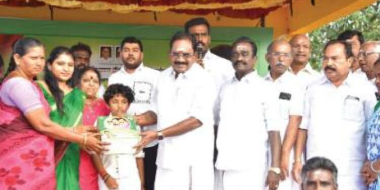 மக்களோடு மக்கள்: தாராபட்டியில் நலத்திட்ட உதவிகளை வழங்கி செல்லூர் ராஜூ அதிரடி!