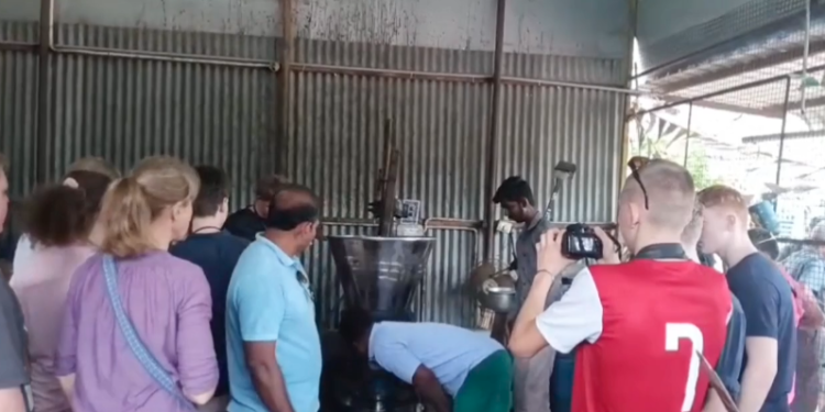 இயற்கை முறையில் செக்கு ஆலையில் எண்ணெய் தயாரிக்கும் முறையினை ஆர்வத்துடன் கேட்டறிந்த வெளிநாட்டினர்