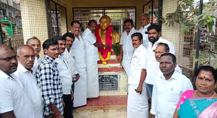 திருவாரூர் மாவட்டDMKசார்பில் நகர செயலாளர் வாரை.பிரகாஷ் தலைமையில் பேரறிஞர் அண்ணாவுக்கு மாலை மரியாதை