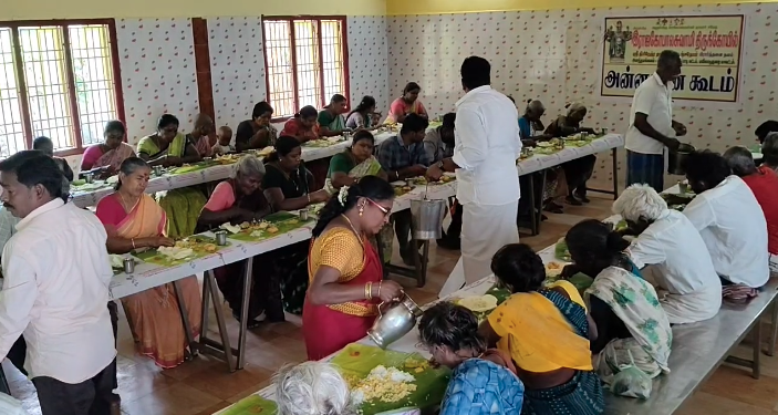 பேரறிஞர் அண்ணாவின்  நினைவு தினத்தை முன்னிட்டு அனந்தமங்கலம் ராஜகோபாலசாமி கோவிலில் சமபந்தி விருது