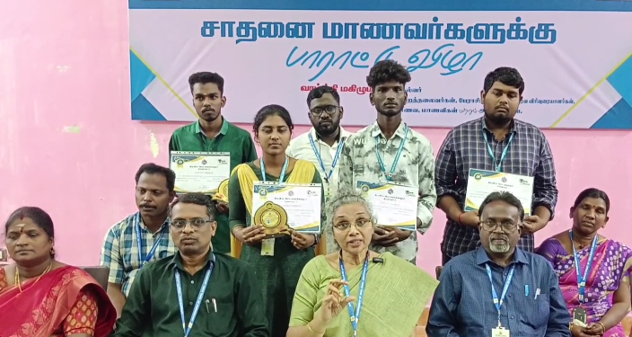 நான்முதல்வன்திட்டத்தின் மூலம் தென்கொரியாபல்கலைக்கழகங்களில் சுற்றுப்பயணத்தைமுடித்து தமிழகம் திரும்பிய மாணவமாணவிகளுக்கு திரு.வி.க.அரசுகலைக்கல்லூரி பாராட்டுவிழா