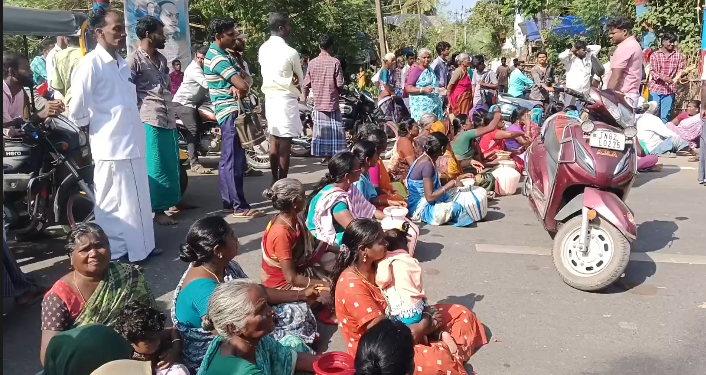 சிறுகோவங்குடியில் குடிநீர் விநியோகம் செய்யப்படாததைக் கண்டித்து மக்கள் காலி குடங்களுடன் சாலைமறியல்