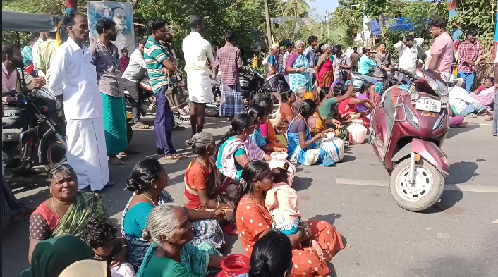 சிறுகோவங்குடியில் குடிநீர் விநியோகம் செய்யப்படாததைக் கண்டித்து மக்கள் காலி குடங்களுடன் சாலைமறியல்