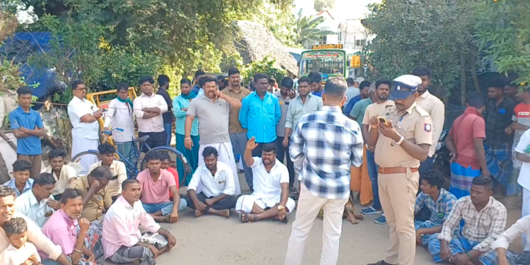 சீர்காழி அருகே கிராம சாலையை சீரமைத்து தர கோரி கிராம மக்கள் சாலை மறியல்