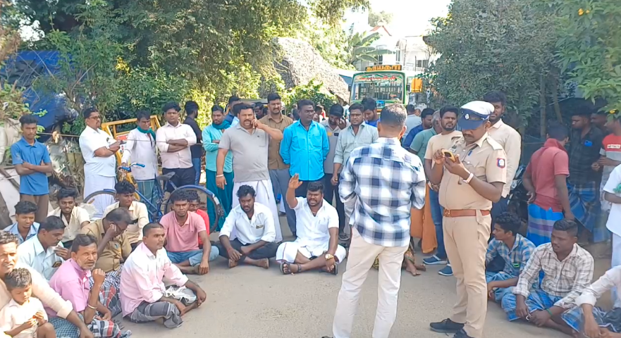 சீர்காழி அருகே கிராம சாலையை சீரமைத்து தர கோரி கிராம மக்கள் சாலை மறியல்