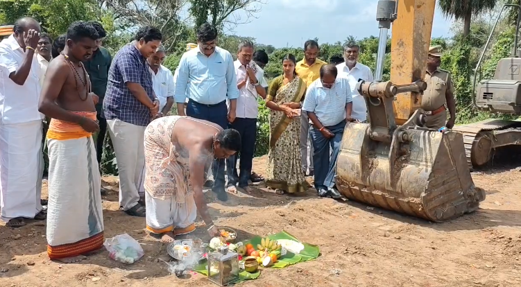 திருவாரூர் நகரபகுதியில்2வழித்தடத்திலிருந்து4வழித்தடமாக  அகலப்படுத்தபணி மாவட்டஆட்சியர் மோகனச்சந்திரன்&K.கலைவாணன் அடிக்கல்