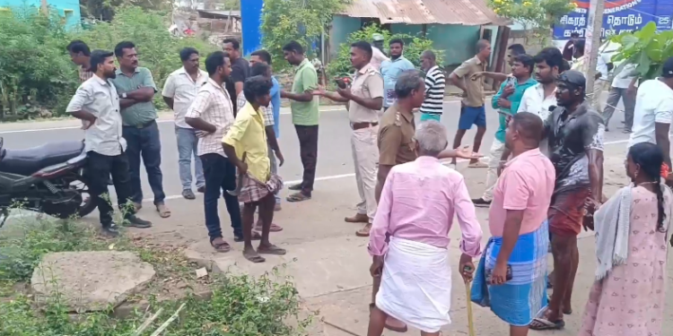 போலி ஆவணம் மூலம் வீட்டை அபகரிக்க நில அளவையாரை அழைத்துக் கொண்டு வந்ததால் மண்ணெண்ணெய் & இன்ஜின்ஆயில் ஊற்றி தற்கொலை முயற்சி