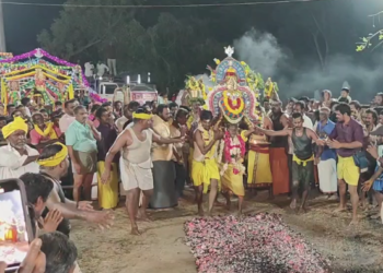 தை மாத கடைவெள்ளியை முன்னிட்டு மயிலாடுதுறை திரு இந்தளூர் அண்ணா நகரில் உள்ள சிறுவாச்சூர் மதுரகாளியம்மன் ஆலயத்தில் நடைபெற்ற 67 ஆம் ஆண்டு தீமிதி திருவிழா