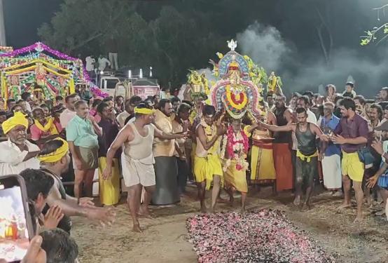 தை மாத கடைவெள்ளியை முன்னிட்டு மயிலாடுதுறை திரு இந்தளூர் அண்ணா நகரில் உள்ள சிறுவாச்சூர் மதுரகாளியம்மன் ஆலயத்தில் நடைபெற்ற 67 ஆம் ஆண்டு தீமிதி திருவிழா