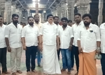 சீர்காழி சட்டைநாதர் சுவாமி கோயில்ADMKமுன்னாள் அமைச்சர்கள் வைகைசெல்வன்,ராஜேந்திரபாலாஜி  ஆகியோர் சுக்ரவாரநள்ளிரவு வழிபாடு