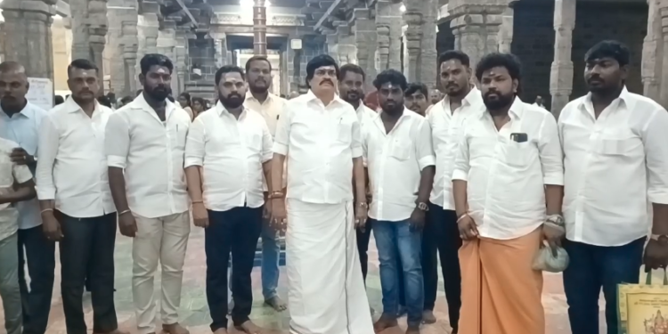 சீர்காழி சட்டைநாதர் சுவாமி கோயில்ADMKமுன்னாள் அமைச்சர்கள் வைகைசெல்வன்,ராஜேந்திரபாலாஜி  ஆகியோர் சுக்ரவாரநள்ளிரவு வழிபாடு