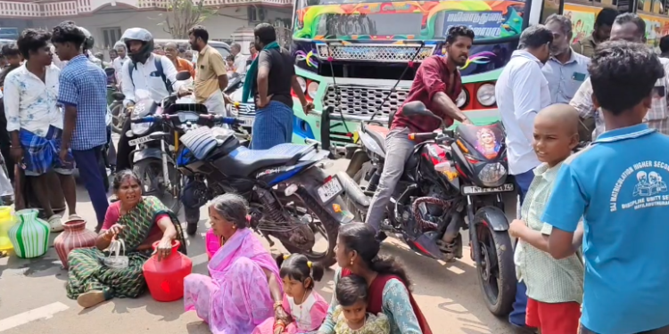 மயிலாடுதுறை புறநகர் பகுதியான  சீனிவாசபுரம், பேச்சாவடி பகுதியில் ஒரு வார காலமாக குடிநீர் வழங்கப்படாததை கண்டித்துமக்கள் காலி குடங்களுடன் போராட்டம்