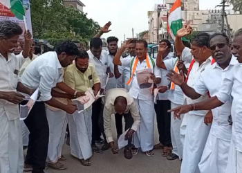 சீர்காழியில் காங்கிரஸ் கட்சி சார்பில் மக்களவை சபாநாயகர் ஓம் பிர்லா உருவப்படத்தை தீயிட்டு கொளுத்தி திடீர் ஆர்ப்பாட்டம்