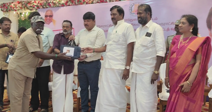 மயிலாடுதுறையில் நகராட்சி தூய்மைபணியாளர்களுக்கு காலைஉணவு வழங்கும் திட்டத்தைMLAநகராட்சித் நகர்மன்ற தலைவர் தொடங்கி வைத்தனர்