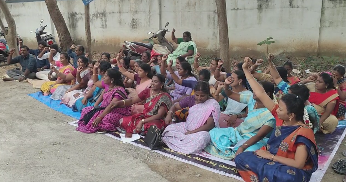 மயிலாடுதுறை மாவட்டத்தில், 4அரசு கலைக்கல்லூரிகளில் கௌரவ விரிவுரையாளர்கள் வகுப்புகளை புறக்கணித்து கண்டன ஆர்ப்பாட்டம்