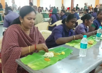 திருப்பத்தூர் நகராட்சியில் பணிபுரியும் 2081தூய்மைபணியாளர்களுக்கு உணவு பரிமாறி அவர்களுடனே அமர்ந்து உணவு அருந்தினர்