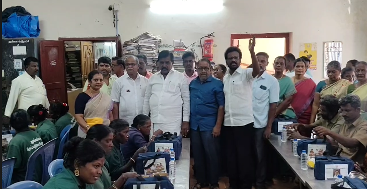 தரங்கம்பாடி பேரூராட்சி  தூய்மை பணியாளர்களுக்கு காலை உணவு வழங்கும் திட்டத்தை தொடங்கி வைத்தார்
