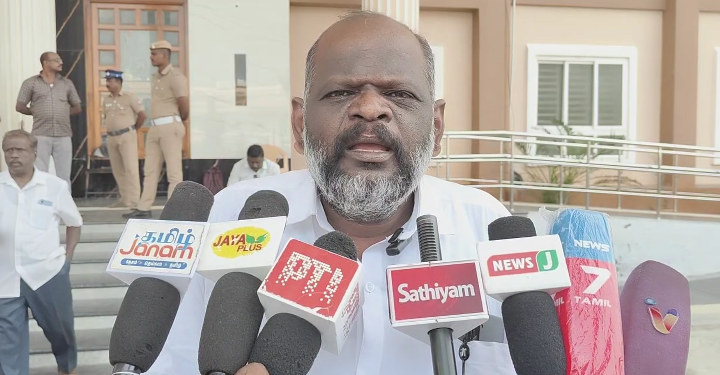 மயிலாடுதுறை மாவட்டத்தில் சட்டவிரோத மணல் திருட்டை தடுத்து நிறுத்த கோரி மக்கள் குறைதீர் கூட்டத்தில் மனு