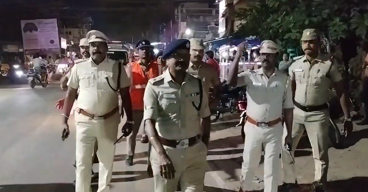 சீர்காழியில் அனைத்து பிரதானவீதிகளிலும் மாவட்ட SP.ஸ்டாலின் தலைமையில் 50-க்கும் மேற்பட்ட போலீசார் நடந்தே சென்று கண்காணிப்பு  பணி