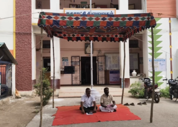 சீர்காழி நகராட்சியில் பல்வேறு அடிப்படை வசதிகள் செய்து தர வேண்டி நகராட்சி கவுன்சிலர்கள் 2 பேர் காலவரையற்ற உண்ணாவிரத போராட்டம்