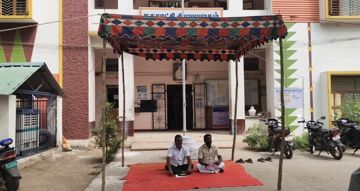 சீர்காழி நகராட்சியில் பல்வேறு அடிப்படை வசதிகள் செய்து தர வேண்டி நகராட்சி கவுன்சிலர்கள் 2 பேர் காலவரையற்ற உண்ணாவிரத போராட்டம்