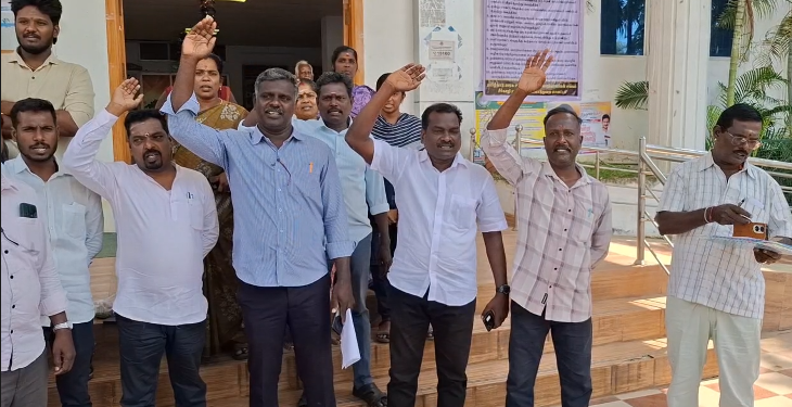 சீர்காழியில் தமிழ்நாடு ஊரக வளர்ச்சி துறை அலுவலர்கள் சங்கத்தினர் 18 அம்ச  கோரிக்கைகளை வலியுறுத்தி கண்டன ஆர்ப்பாட்டம் 