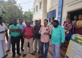 மயிலாடுதுறையில் ஊராட்சி ஒன்றிய அலுவலகத்தின் முன்பு தமிழ்நாடு ஊரக வளர்ச்சித்துறை சங்கம் காலைவரையற்ற வேலைநிறுத்த போராட்டம்