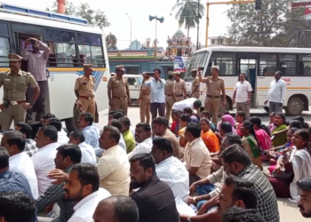 மயிலாடுதுறையில்9அம்ச கோரிக்கைகளை வலியுறுத்தி வருவாய்த்துறை சங்கங்களின் கூட்டமைப்பினர் சாலைமறியல் 200பேர் கைது