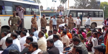 மயிலாடுதுறையில்9அம்ச கோரிக்கைகளை வலியுறுத்தி வருவாய்த்துறை சங்கங்களின் கூட்டமைப்பினர் சாலைமறியல் 200பேர் கைது