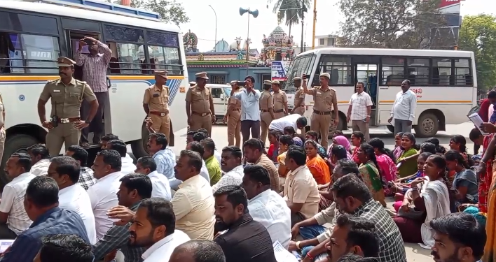 மயிலாடுதுறையில்9அம்ச கோரிக்கைகளை வலியுறுத்தி வருவாய்த்துறை சங்கங்களின் கூட்டமைப்பினர் சாலைமறியல் 200பேர் கைது