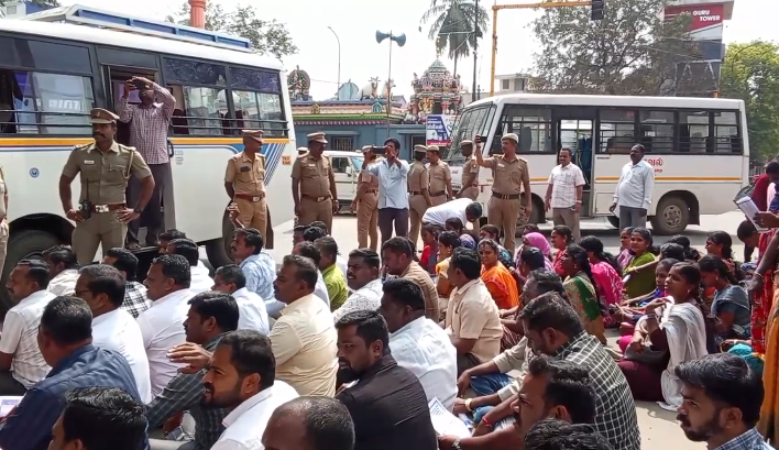 மயிலாடுதுறையில்9அம்ச கோரிக்கைகளை வலியுறுத்தி வருவாய்த்துறை சங்கங்களின் கூட்டமைப்பினர் சாலைமறியல் 200பேர் கைது