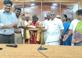 20 பவுன் நகையை மீட்டுக் கொடுத்த தூய்மை பணியாளருக்கு 4 லட்சம் ரூபாய்  சன்மானம் அளித்த பூண்டி கலைவாணன்