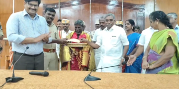 20 பவுன் நகையை மீட்டுக் கொடுத்த தூய்மை பணியாளருக்கு 4 லட்சம் ரூபாய்  சன்மானம் அளித்த பூண்டி கலைவாணன்