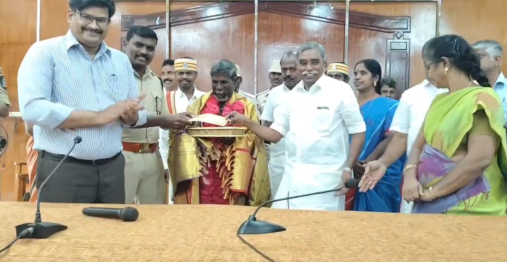 20 பவுன் நகையை மீட்டுக் கொடுத்த தூய்மை பணியாளருக்கு 4 லட்சம் ரூபாய்  சன்மானம் அளித்த பூண்டி கலைவாணன்