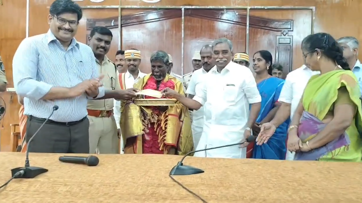 20 பவுன் நகையை மீட்டுக் கொடுத்த தூய்மை பணியாளருக்கு 4 லட்சம் ரூபாய்  சன்மானம் அளித்த பூண்டி கலைவாணன்