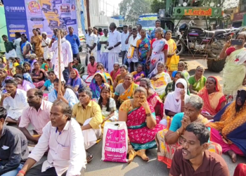 தமிழக அரசை கண்டித்து மறியல் போராட்டத்தில் ஈடுபட்ட மாற்றுத்திறனாளிகள் கைது மயிலாடுதுறையில் போக்குவரத்து பாதிப்பு