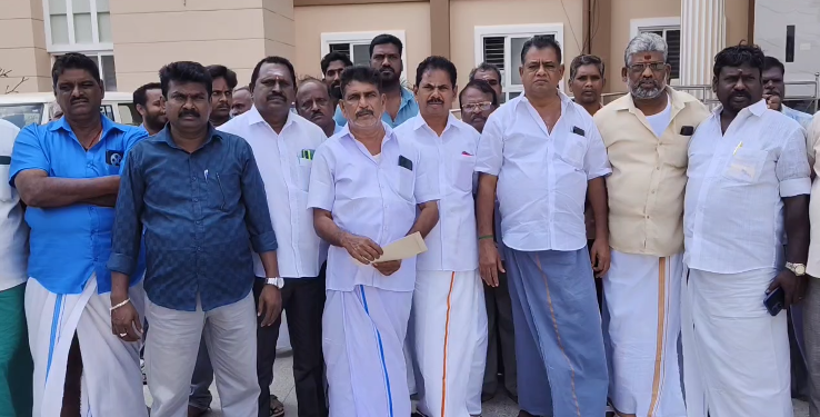 மயிலாடுதுறை மாவட்டத்தில் வேலை நிறுத்த போராட்டத்தில் ஈடுபட்டுள்ள லாரி உரிமையாளர்கள் மாவட்ட ஆட்சியரிடம் மனு