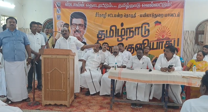 புத்தூரில் கொள்ளிடம் கிழக்கு ஒன்றியம் சார்பாக தமிழ்நாடு தலைகுனியாது கருத்தரங்கம் உயர் கல்வித்துறை அமைச்சர் K.V.செழியன் சிறப்புரை