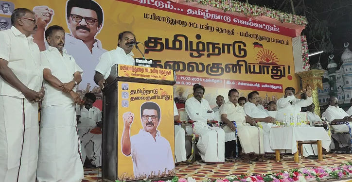 மயிலாடுதுறையில் DMKசார்பில் நடத்தப்பட்ட தமிழ்நாடு தலைகுனியாது பொதுக்கூட்டத்தில் காலி இருக்கைகளுக்கு  நடுவே உரையாற்றிய தலைமைக் கழக பேச்சாளர்